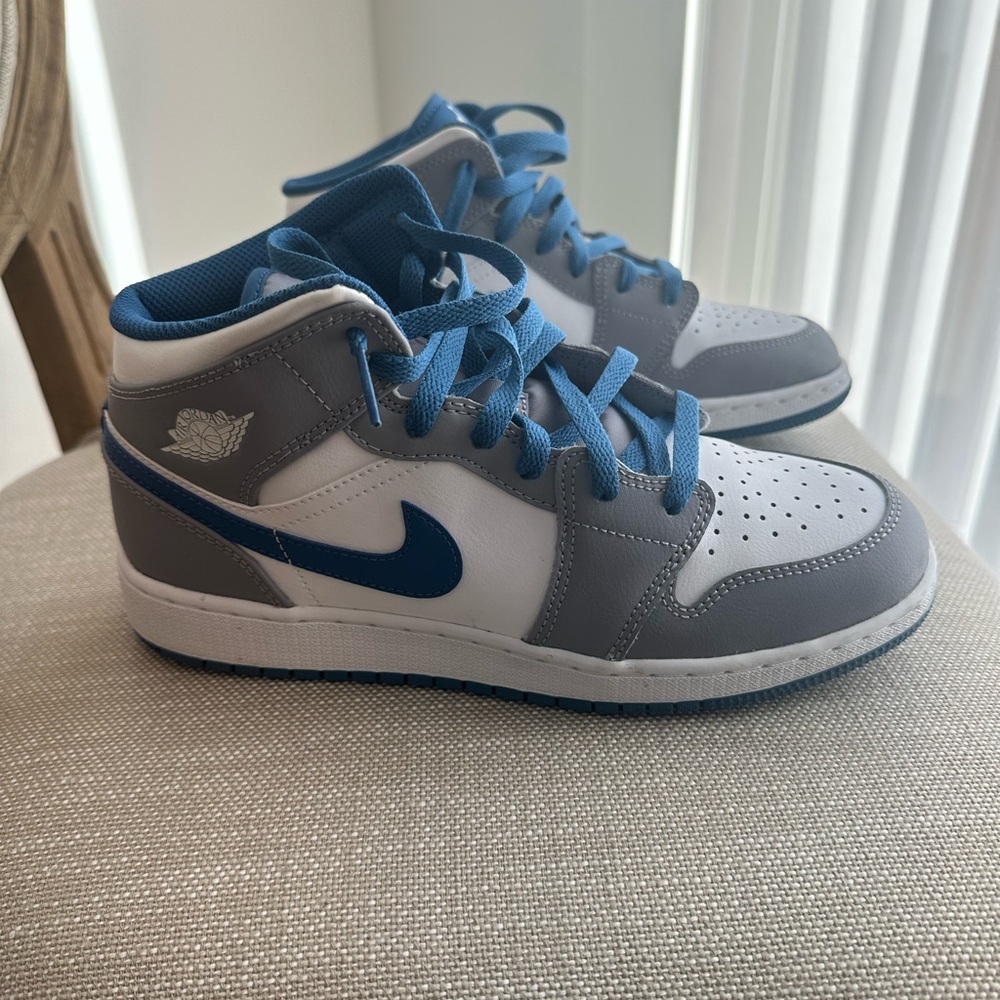 AUTHENTIC Like New - Boys Air Jordan 1 Mid Shoes (Cement Grey/White-True Blue)